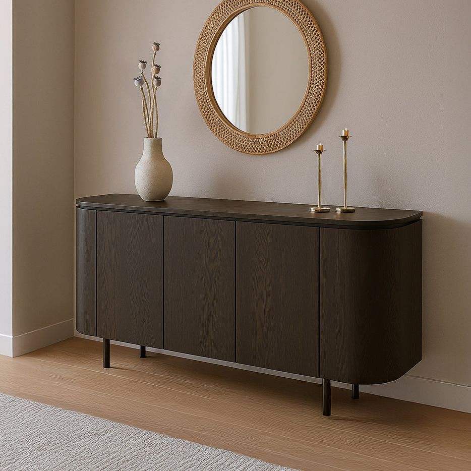 Dressoir Tobago in espresso eiken tegen een lichte wand met ronde spiegel en vaas erboven