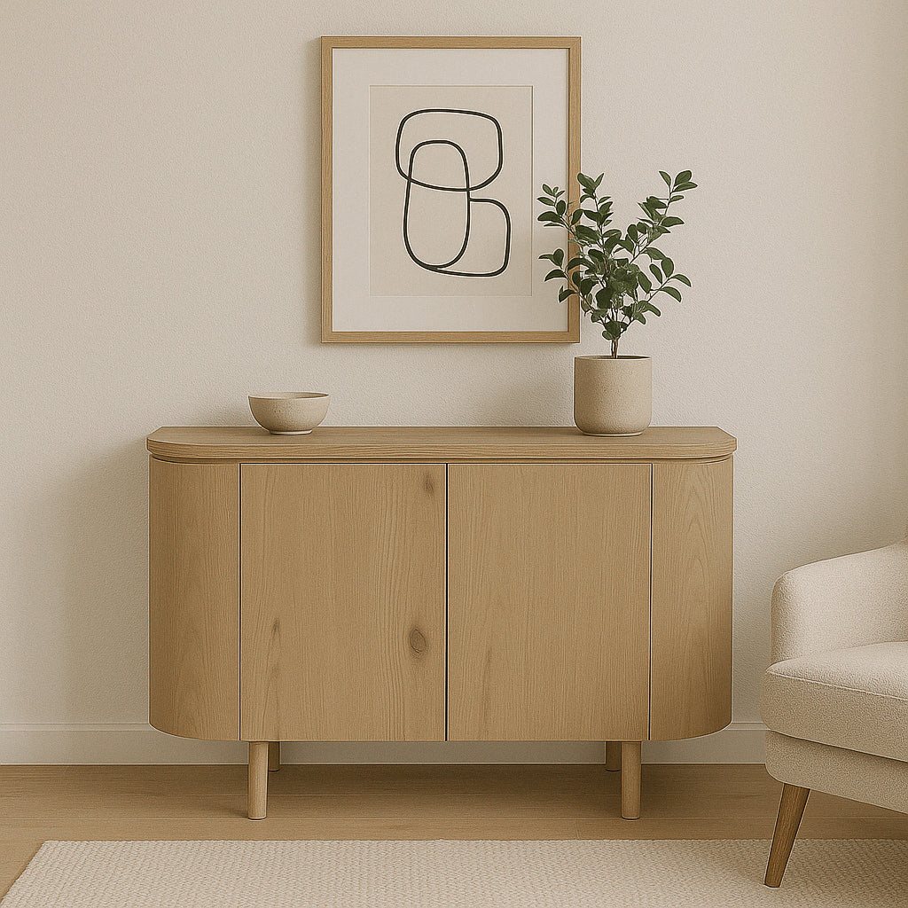 Naturel eiken Tobago dressoir tegen een lichte wand met kunstwerk en droogbloemen erboven