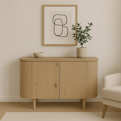 Naturel eiken Tobago dressoir tegen een lichte wand met kunstwerk en droogbloemen erboven