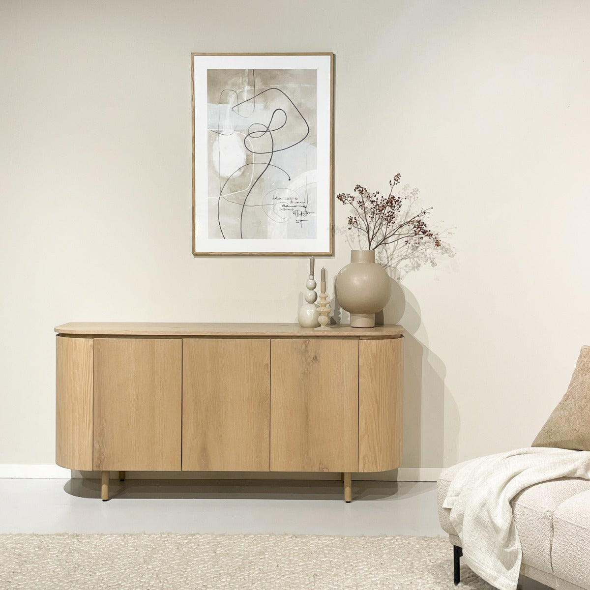 Naturel eiken Tobago dressoir van 170 cm in een woonkamer met kunstwerk en vazen