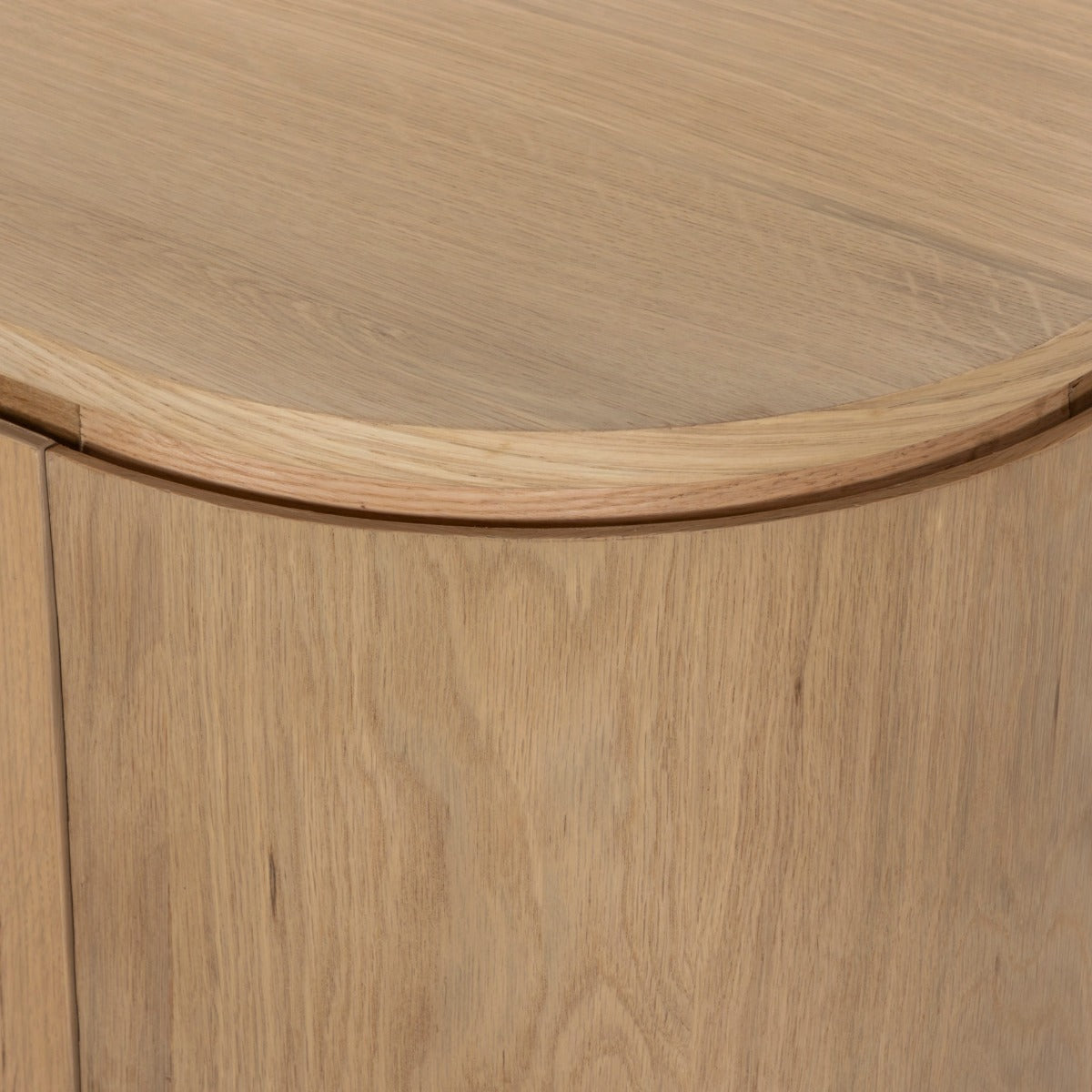 Detail van de bovenrand en de gebogen zijkant van het naturel eiken Tobago dressoir