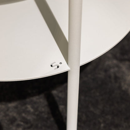 Dualux koffietafel van Steelful in wit staal, sfeerbeeld van het dubbele tafelblad in een woonkamer