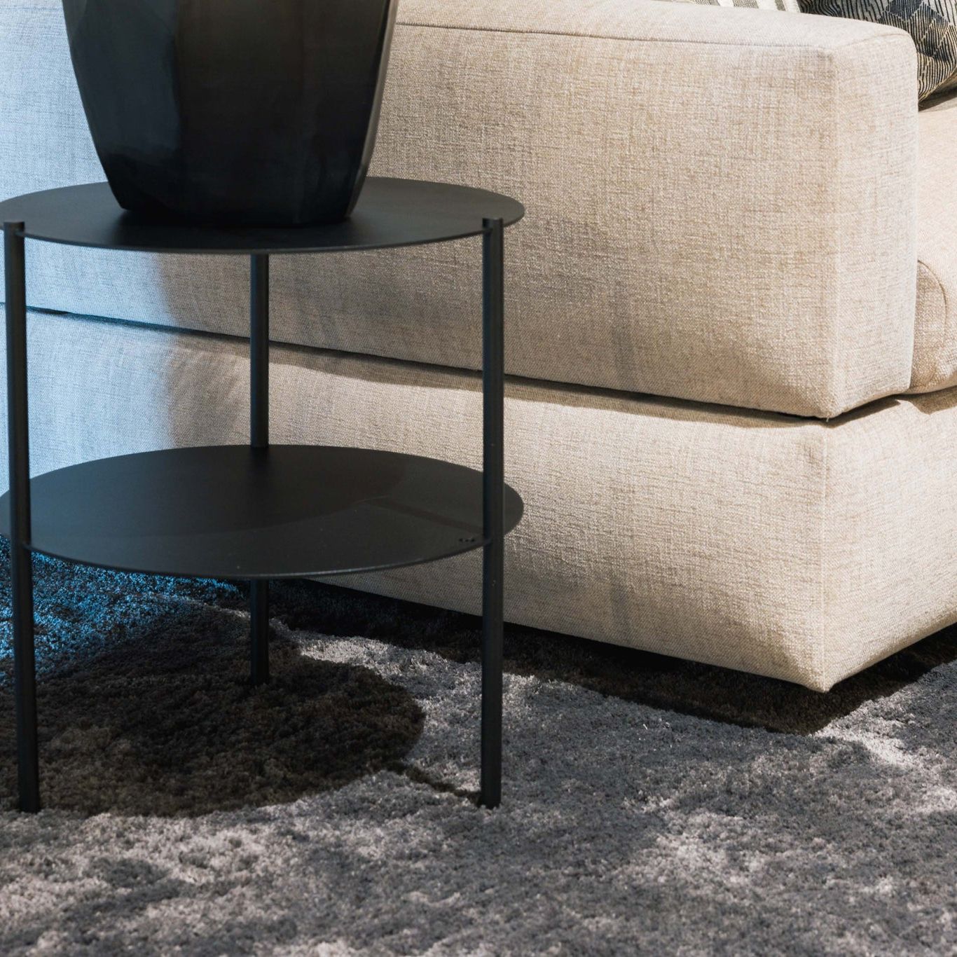 Dualux koffietafel van Steelful in zwart staal, gestyled in een modern interieur
