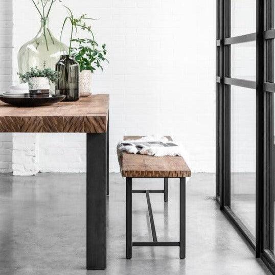 Lange eetbank Timeless Beam naturel teakhout zijaanzicht