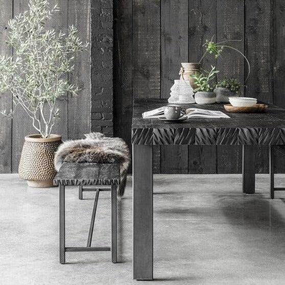 Detail zwarte houtnerf eetkamerbank Timeless Black Beam