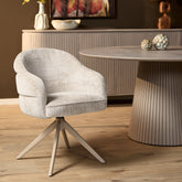 Eetkamerstoel Bella van Starfurn met twee stoelen naast elkaar in een rustig ingerichte woonkamer