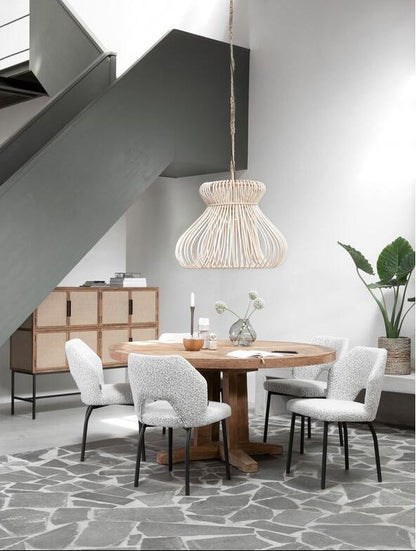 Twee Eetkamerstoelen Bloom van MUST Living in licht grijs bouclé rond een eettafel