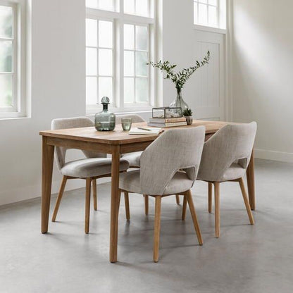Eetkamerstoel Blossom van MUST Living aan een houten eettafel