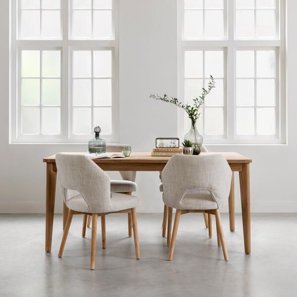 Twee Eetkamerstoelen Blossom van MUST Living naast elkaar in een eetkamer