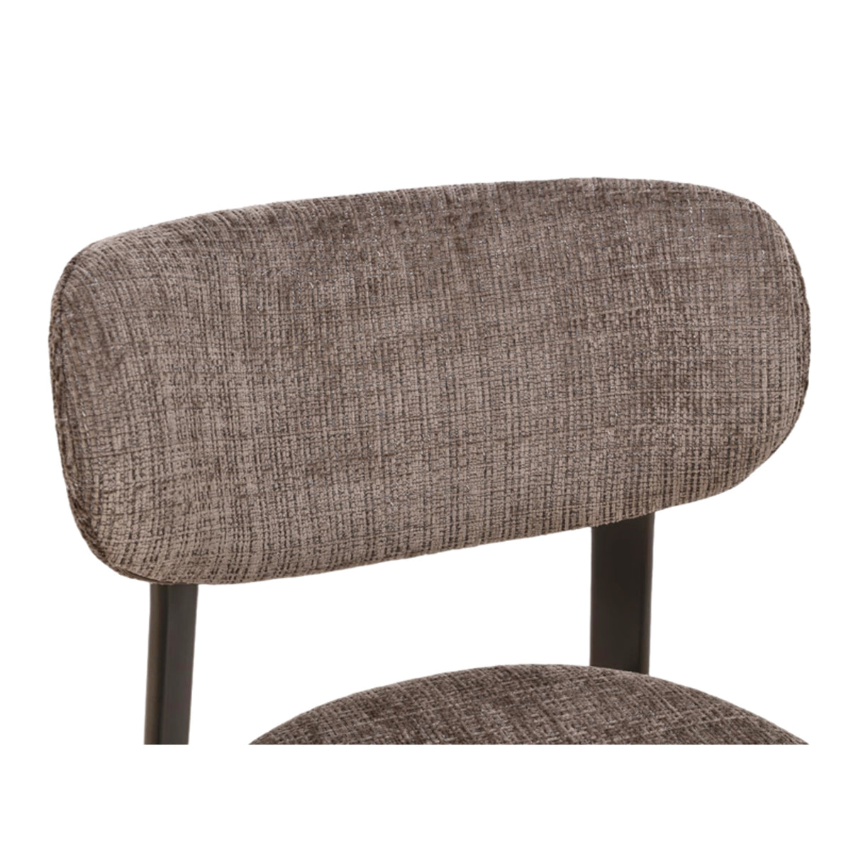 Detail van de gebogen rugleuning van de Bowie eetkamerstoel in taupe Monza stof
