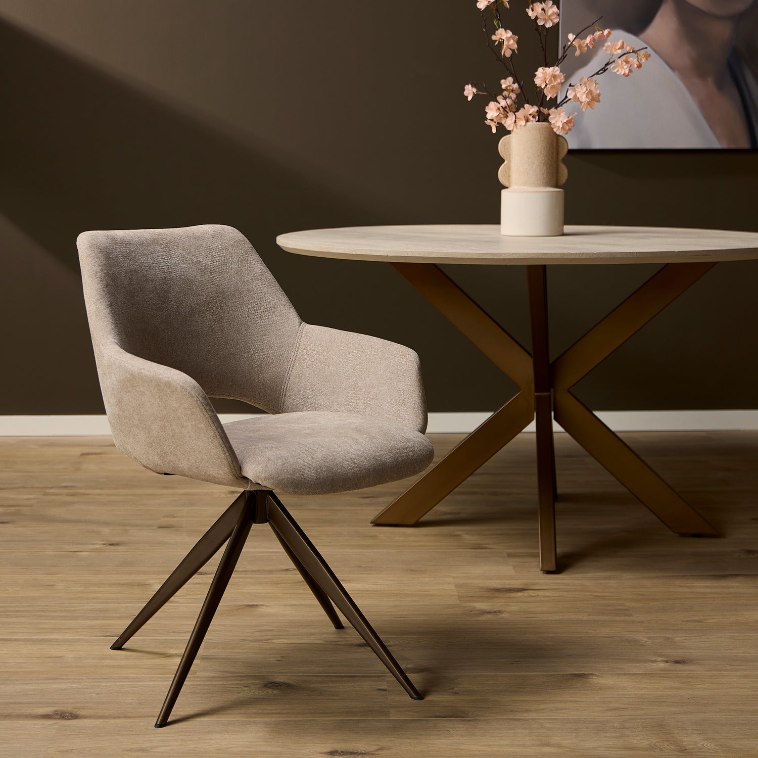 Beige eetkamerstoel Daisy aan een ronde eettafel in een warm interieur