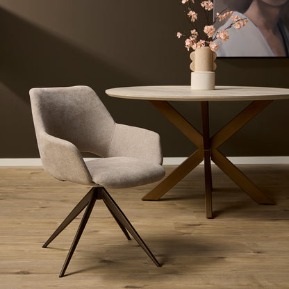 Beige eetkamerstoel Daisy aan een ronde eettafel in een warm interieur