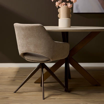 Achterzijde van de beige eetkamerstoel Daisy aan een eettafel, sfeerbeeld