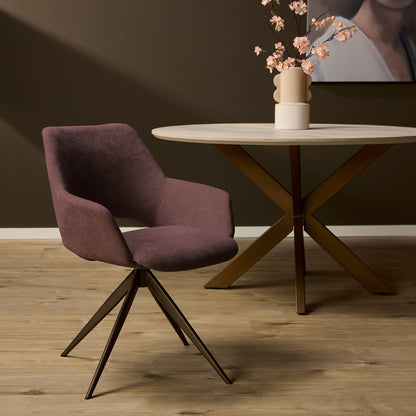 Eetkamerstoel Daisy van Starfurn in roze stof, sfeerbeeld aan een ronde eettafel