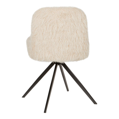 Detail van de langharige beige bekleding van de Leander stoel van PTMD