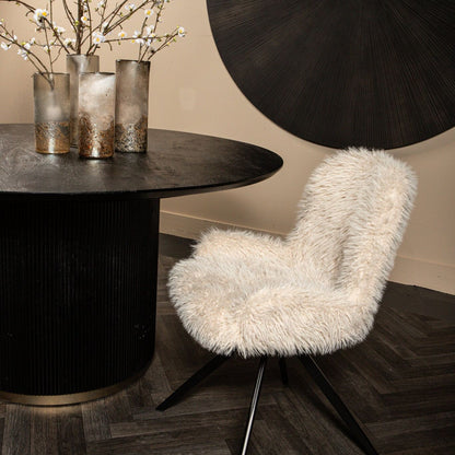 Beige Leander stoelen van PTMD rond een tafel in een eethoek