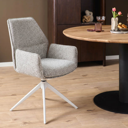 Beige eetkamerstoel Hera met armleuningen aan een ronde houten eettafel