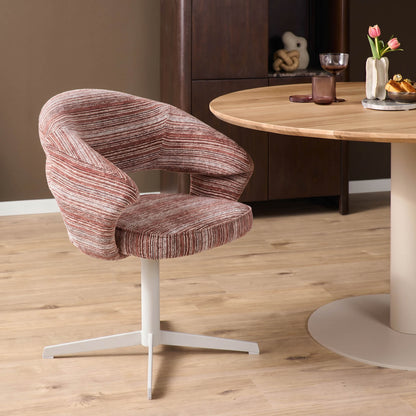 Eetkamerstoel Jade van Starfurn in een sfeervolle eetkamer rond een houten eettafel