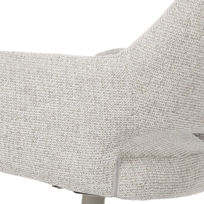 Eetkamerstoel Lux van Starfurn in beige, zicht op de naadafwerking van de rugleuning