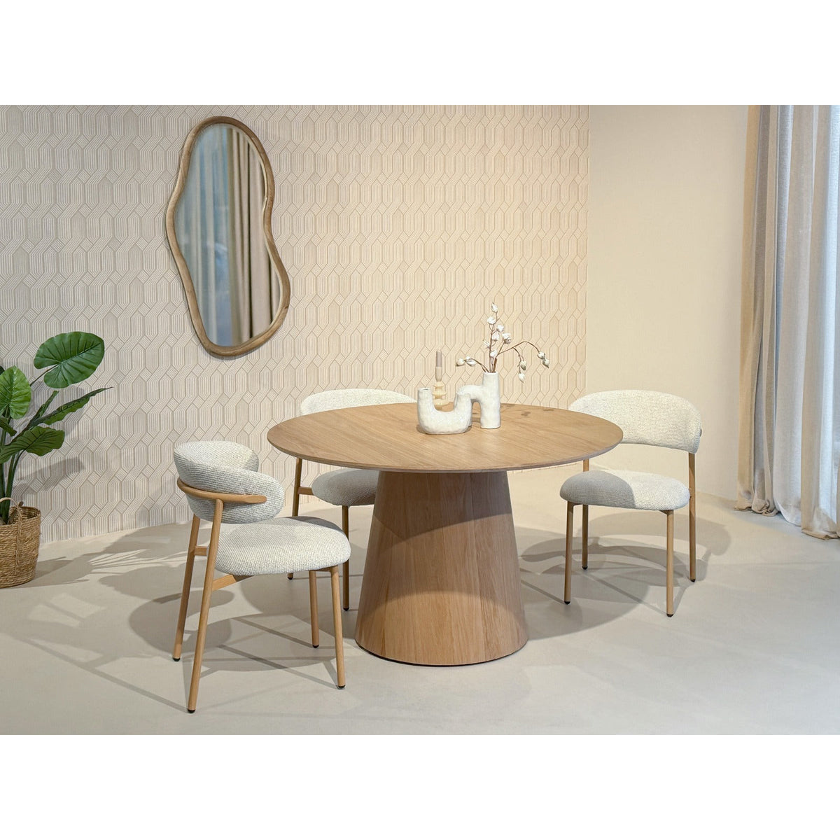 Eetkamerstoel Micah Hush Oak van Livingfurn met zwart onderstel
