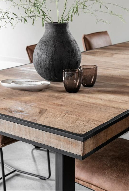 Eetkamertafel Cosmo van DTP Home in een eetkamer met stoelen rondom de tafel