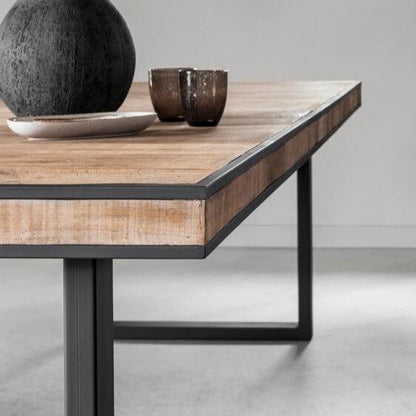 Eetkamertafel Cosmo van DTP Home schuin van boven gezien, houtnerf van het teakhouten blad in detail