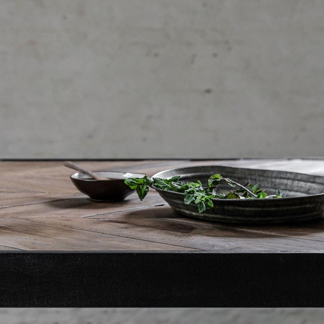 Eetkamertafel Criss Cross van DTP Home, houtnerf en kleurnuances in close-up