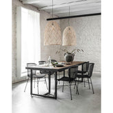 Eetkamertafel Criss Cross van DTP Home in een eetkamer met stoelen rondom