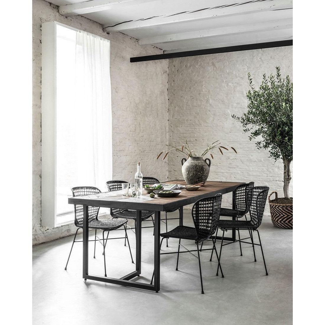 Eetkamertafel Criss Cross 240cm van DTP Home, zwart stalen onderstel in close-up