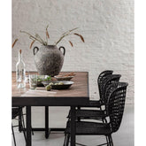 Eetkamertafel Criss Cross 240cm van DTP Home gedekt in een woonkeuken