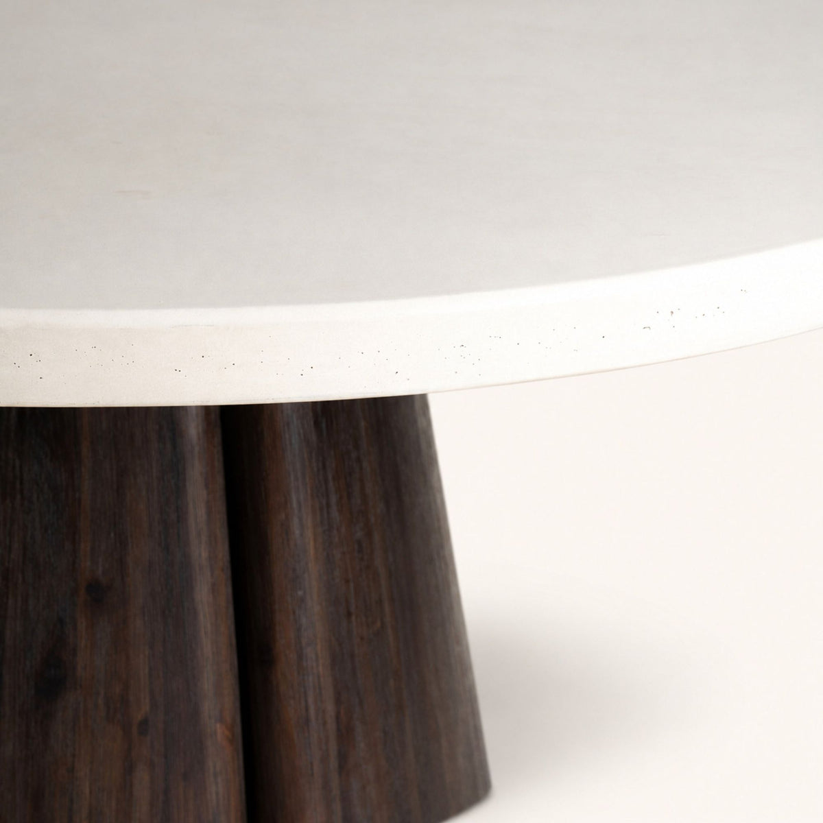 Eettafel Auren Rond Vezelcement Gebroken Wit van Pomax, detailfoto van het vezelcement en de afwerking