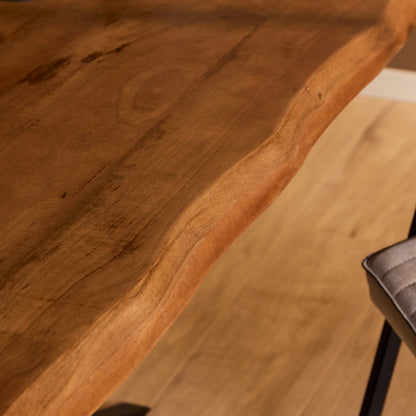 Detail van de nerf en de matte blanke lak op het mangohout van eettafel Boston