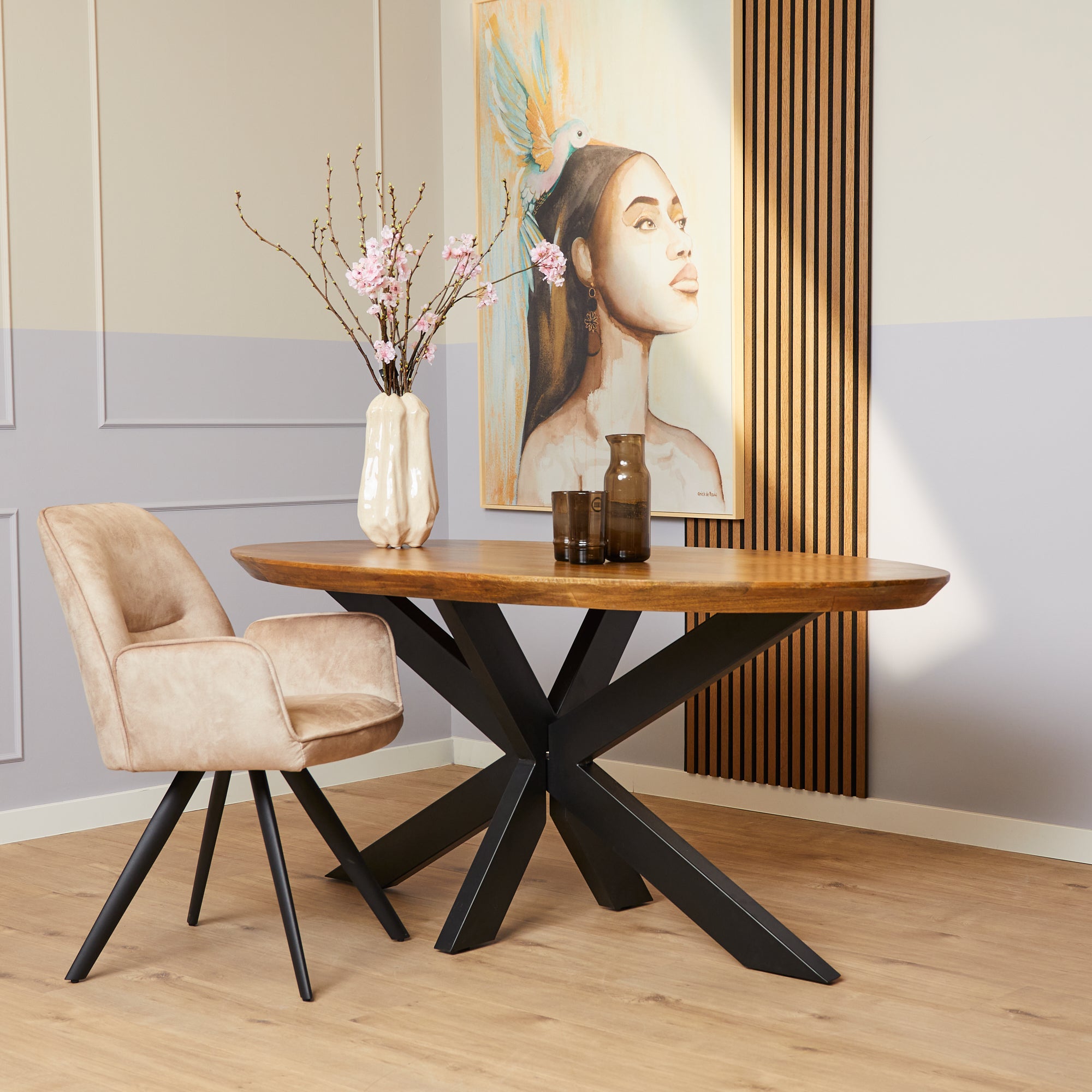 Eettafel Brandy Mangohout Ovaal 160cm van Starfurn met zwarte matrixpoot