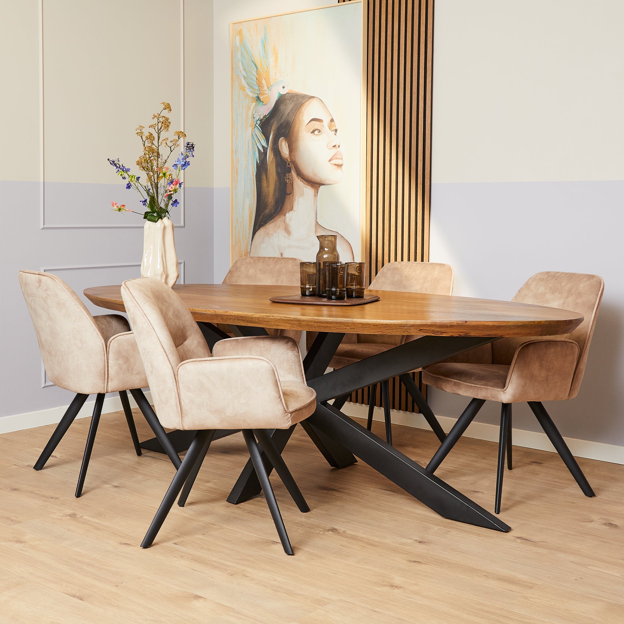 Eettafel Brandy Mangohout Ovaal 300cm van Starfurn met zwarte matrixpoot