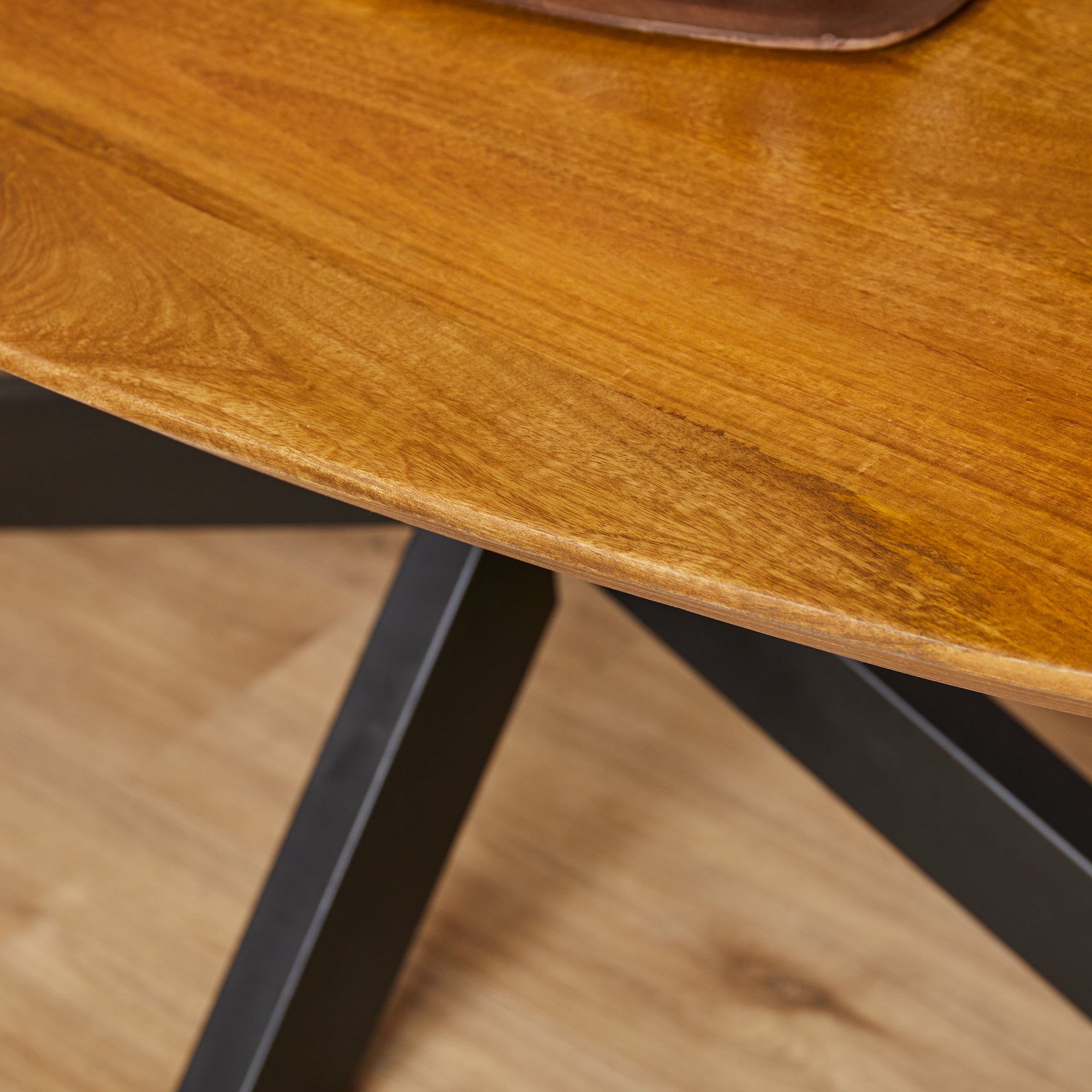 Zijaanzicht van de 300 cm lange eettafel Brandy van Starfurn