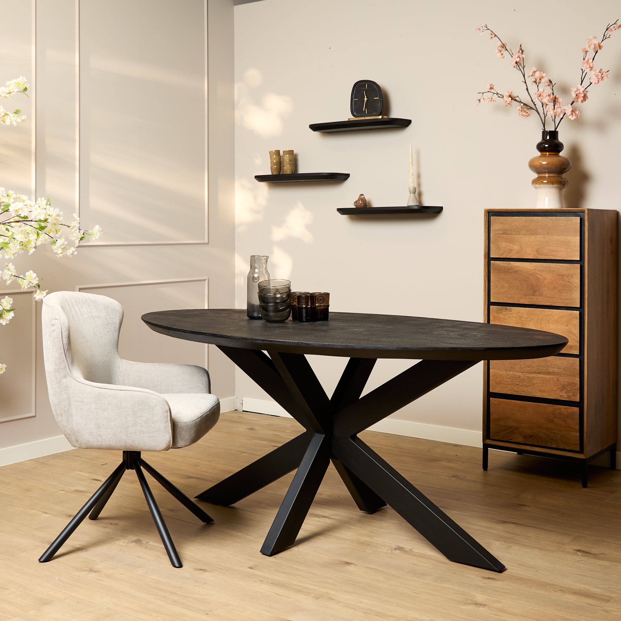 Eettafel Brandy Zwart van Starfurn met licht gezandstraald mangohouten blad