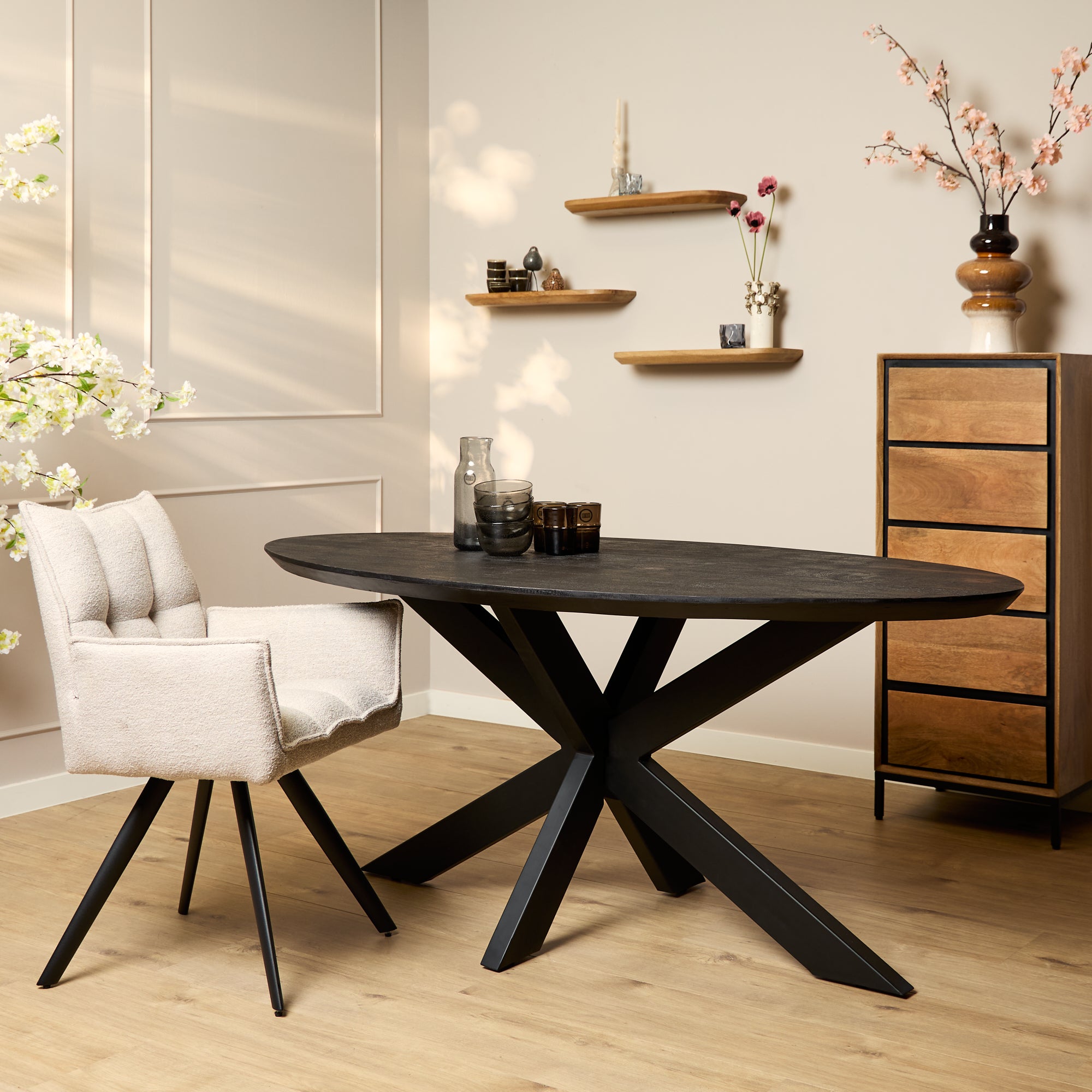 Eettafel Brandy Mangohout Zwart Ovaal 180cm van Starfurn met matrixpoot