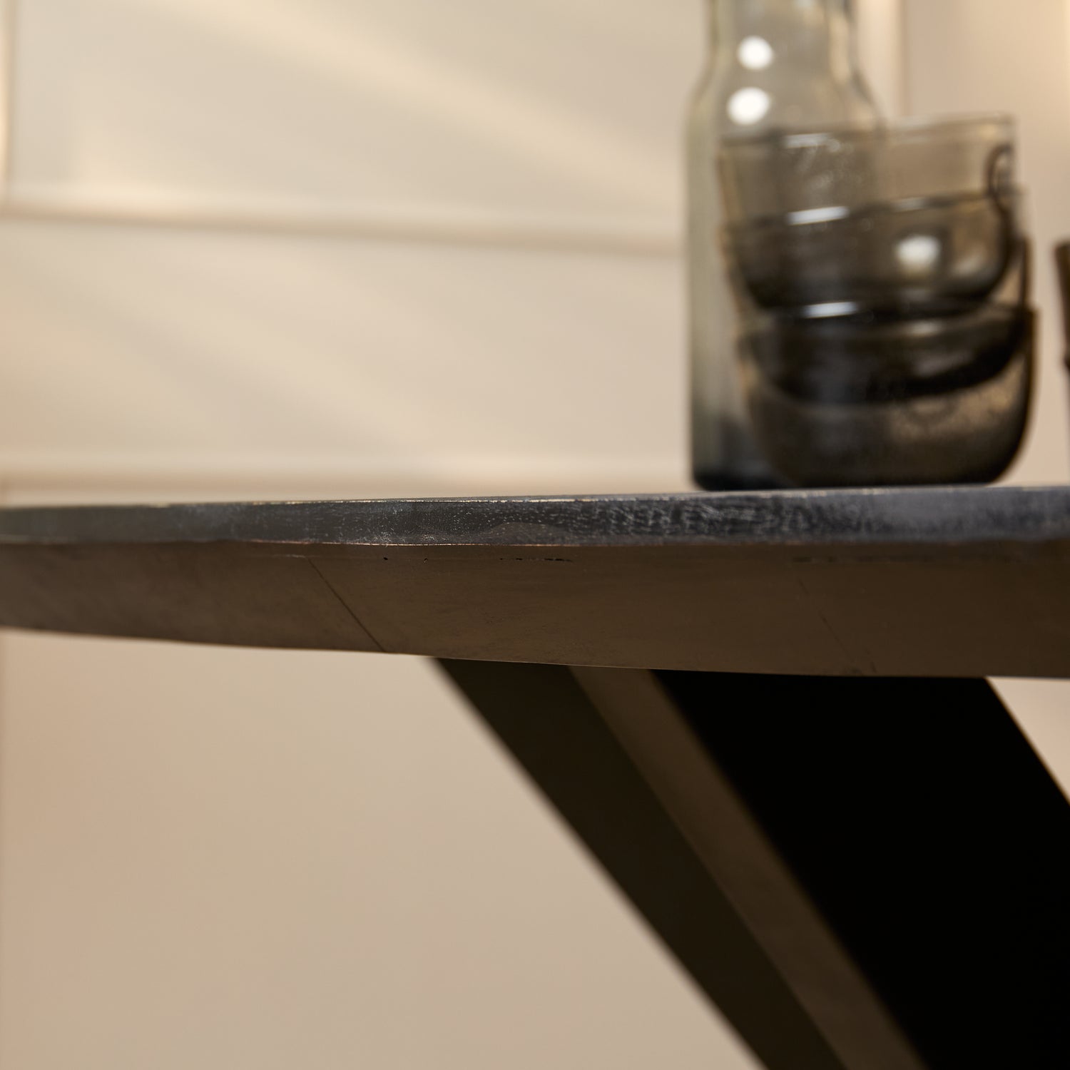 Detail van de licht gezandstraalde zwarte finish van de eettafel Brandy van Starfurn