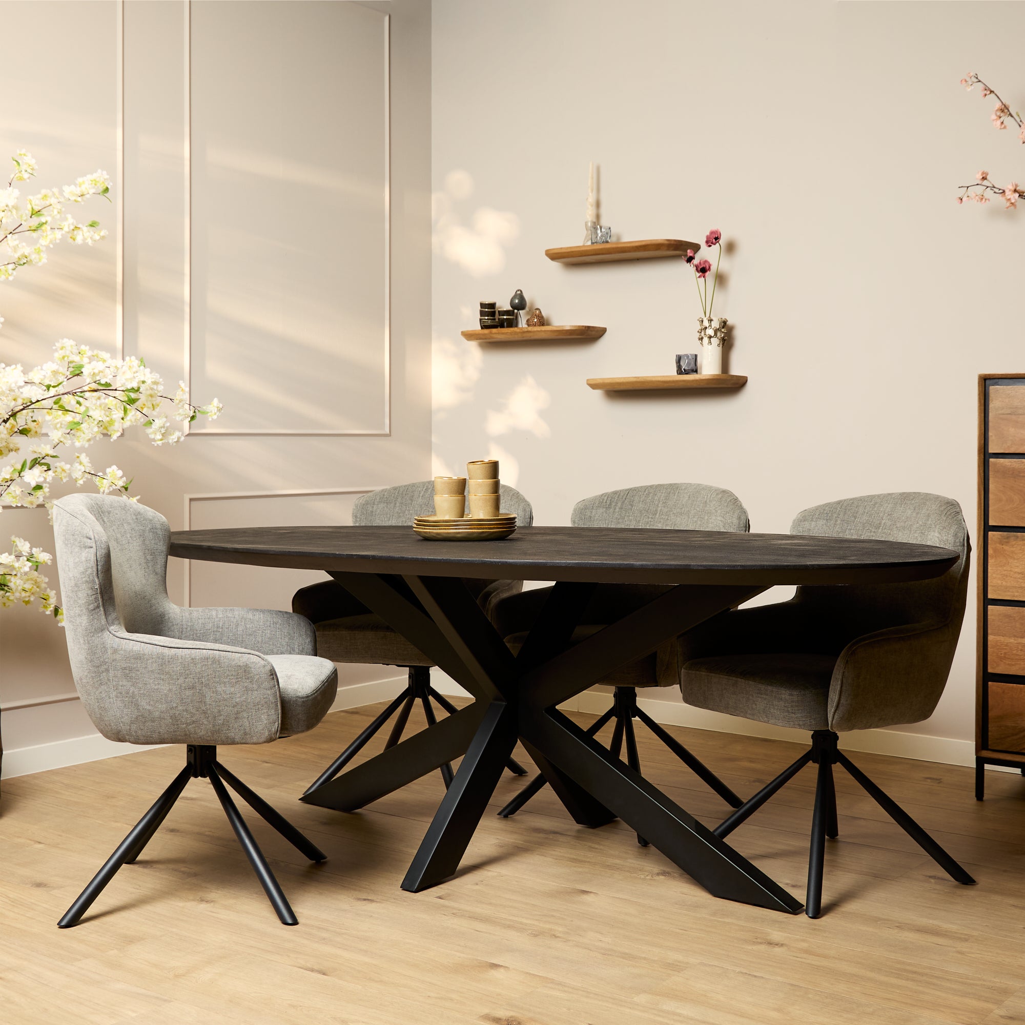 Eettafel Brandy Mangohout Zwart Ovaal 210cm van Starfurn met matrixpoot