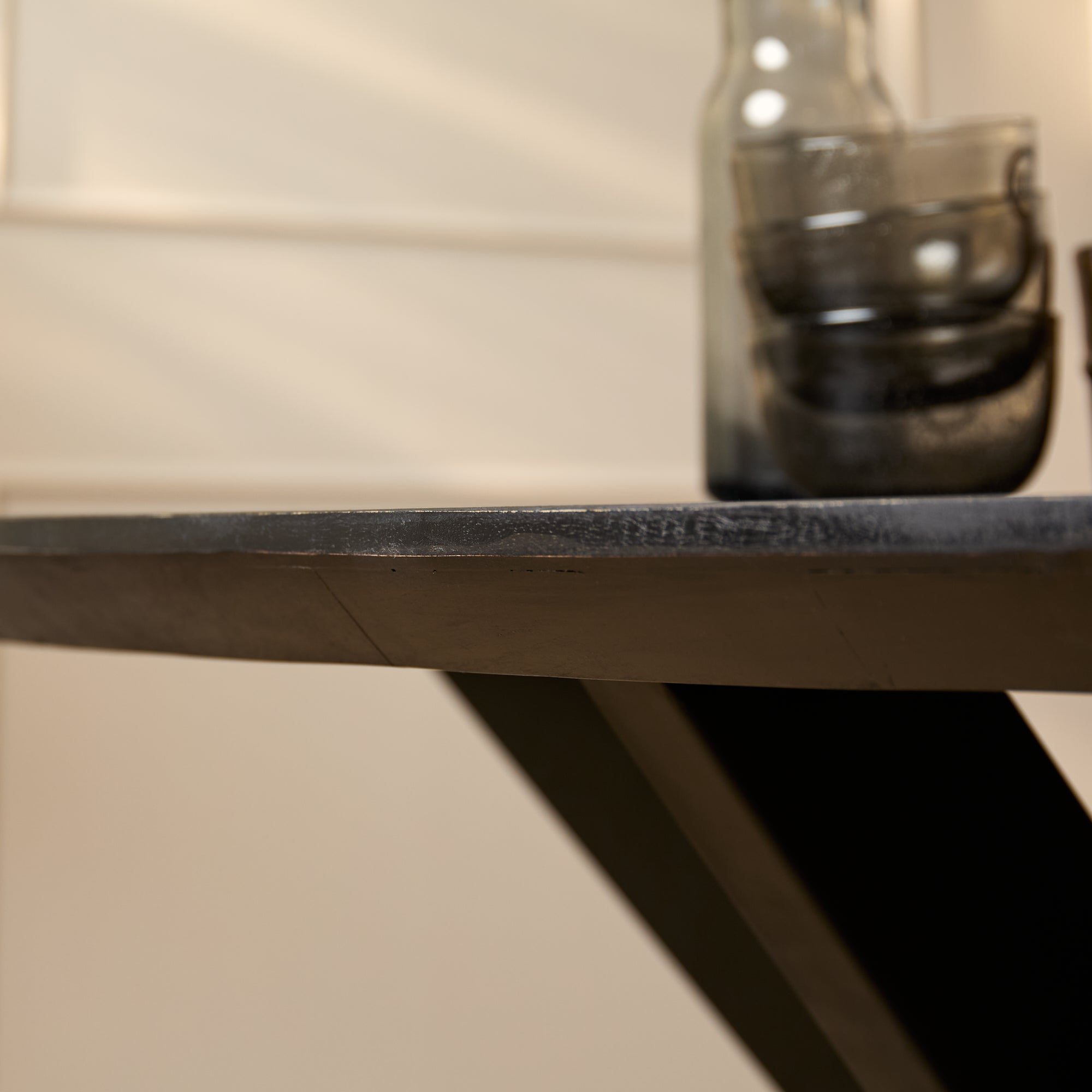 Zwarte ovale eettafel Brandy 210 cm van Starfurn met massief mangohouten blad