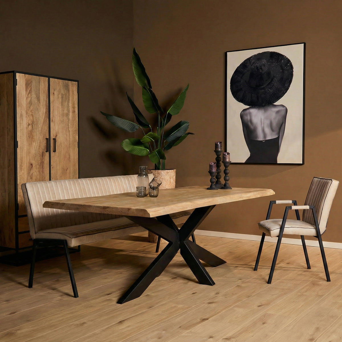 Eettafel Dakota Boomstam 300cm van Starfurn met stoelen in een warme eetkamer