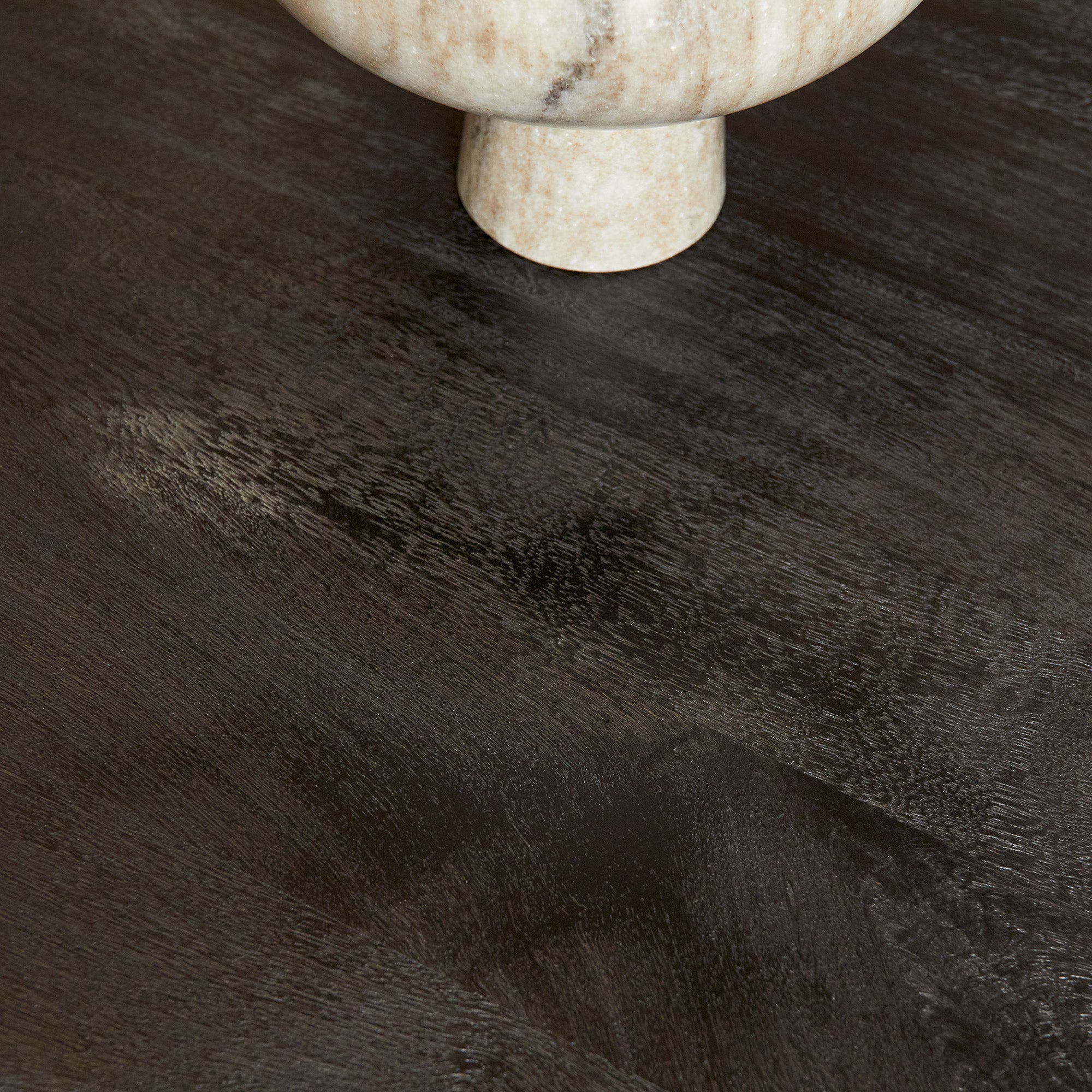 Ovale Denver eettafel 180cm van Starfurn met metalen matrixpoot in het zwart, vanuit een ander perspectief