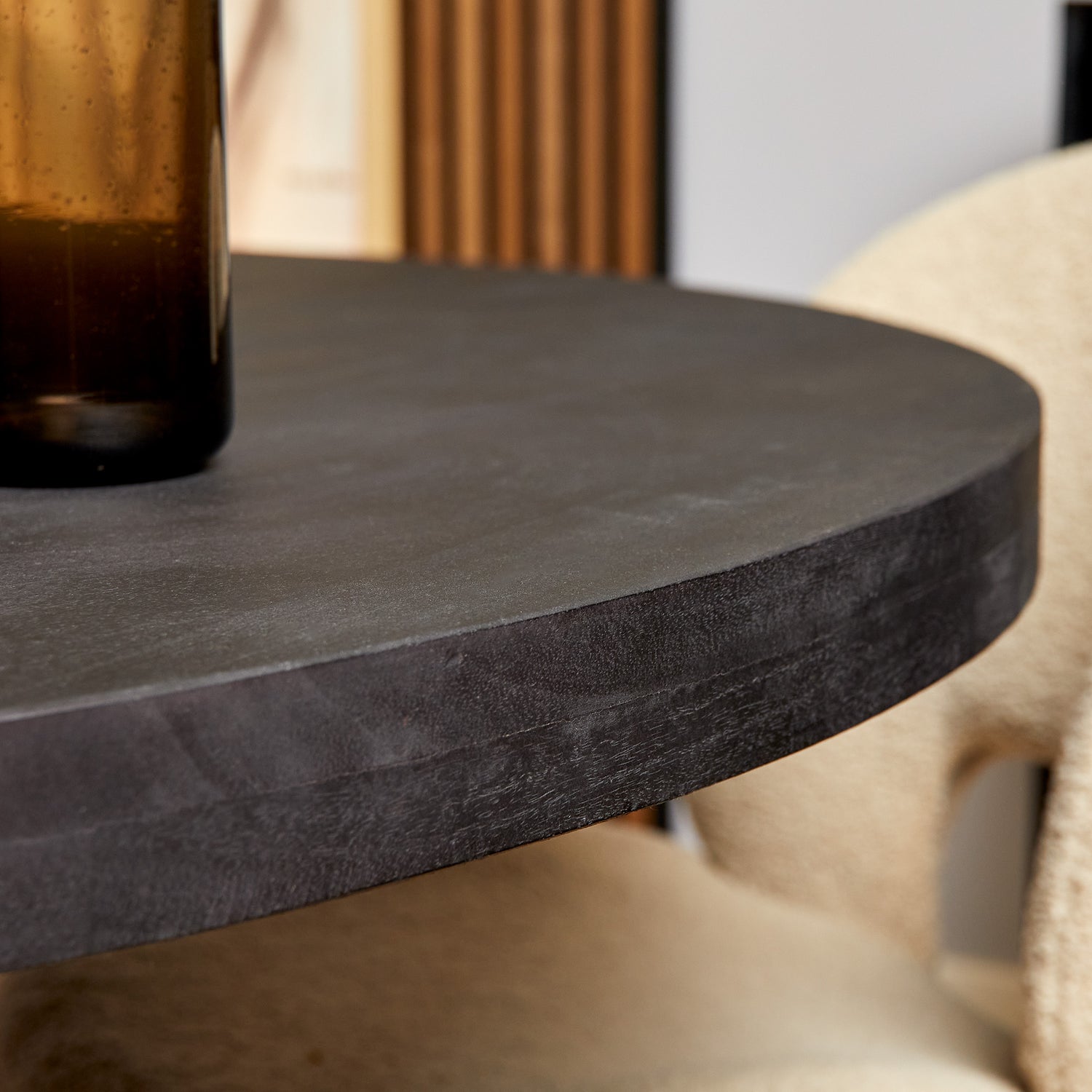 Zwart mangohouten tafelblad van de ronde Denver eettafel 130cm van Starfurn met opgedikte rand