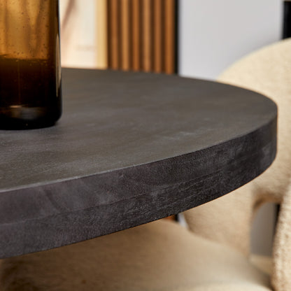 Zwart mangohouten tafelblad van de ronde Denver eettafel 130cm van Starfurn met opgedikte rand