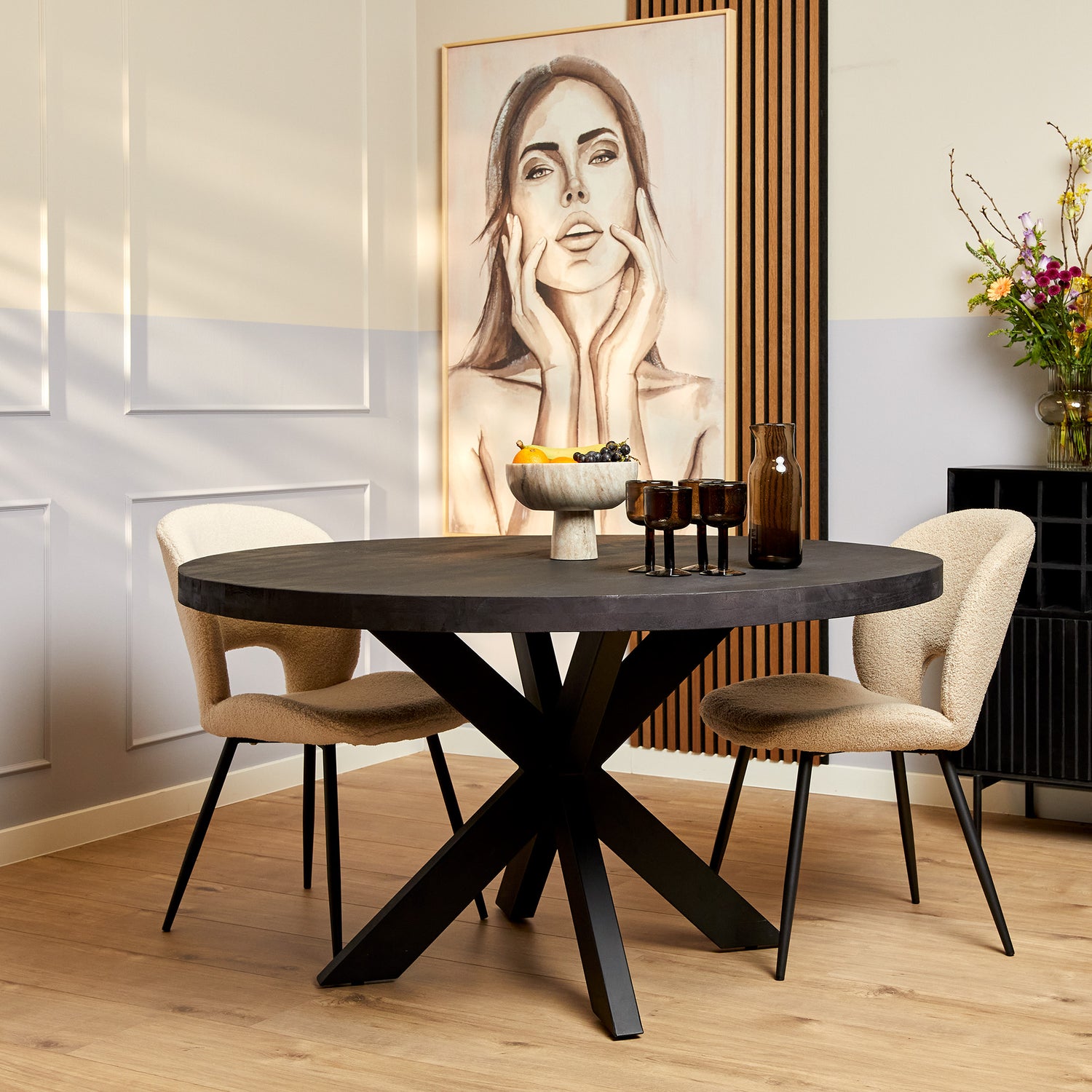 Eettafel Denver Mangohout Zwart Rond 150cm van Starfurn, grote ronde eettafel van zwart mangohout op metalen matrixpoot