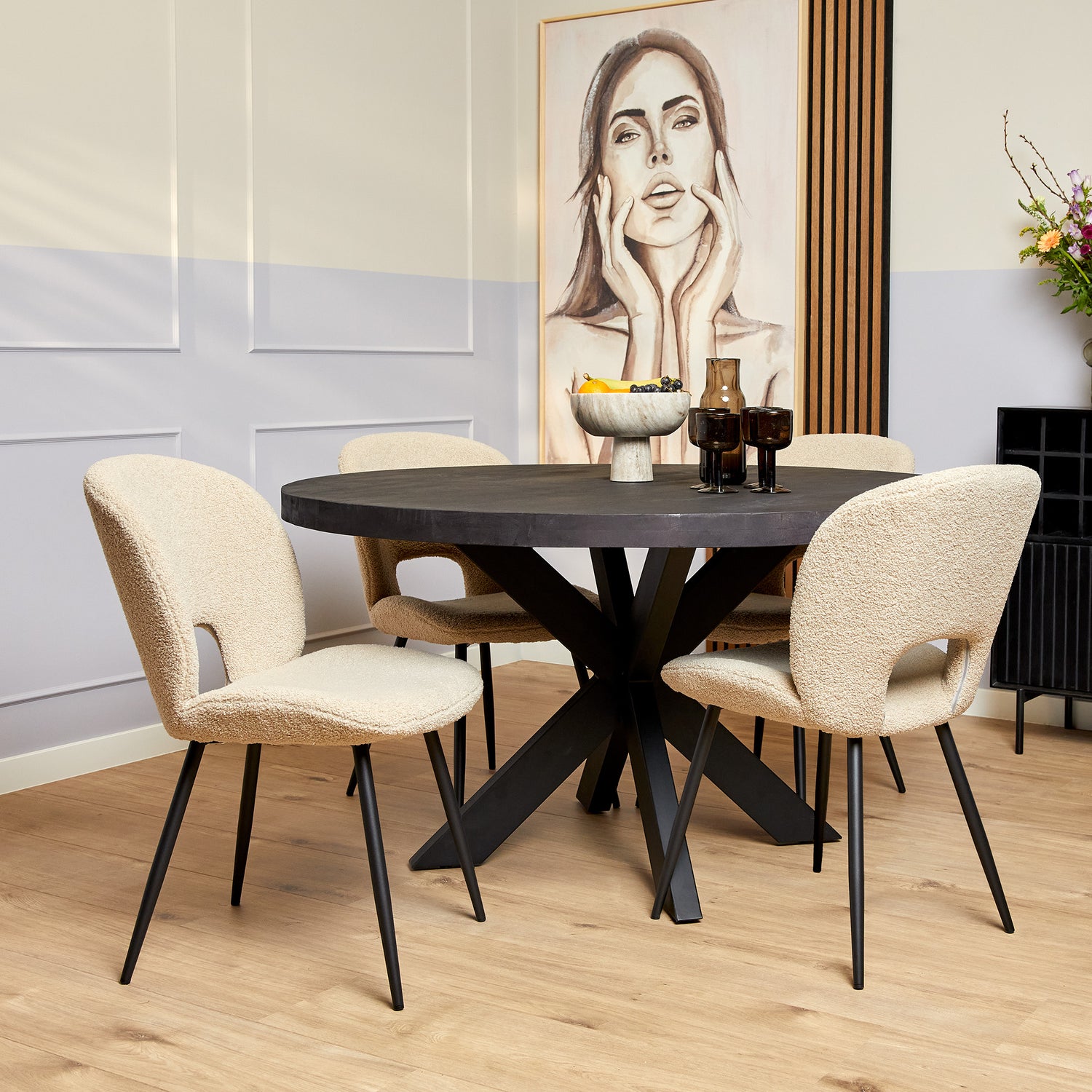 Ronde Denver eettafel Ø150cm van Starfurn in zwart gelakt massief mangohout vanuit een ander perspectief