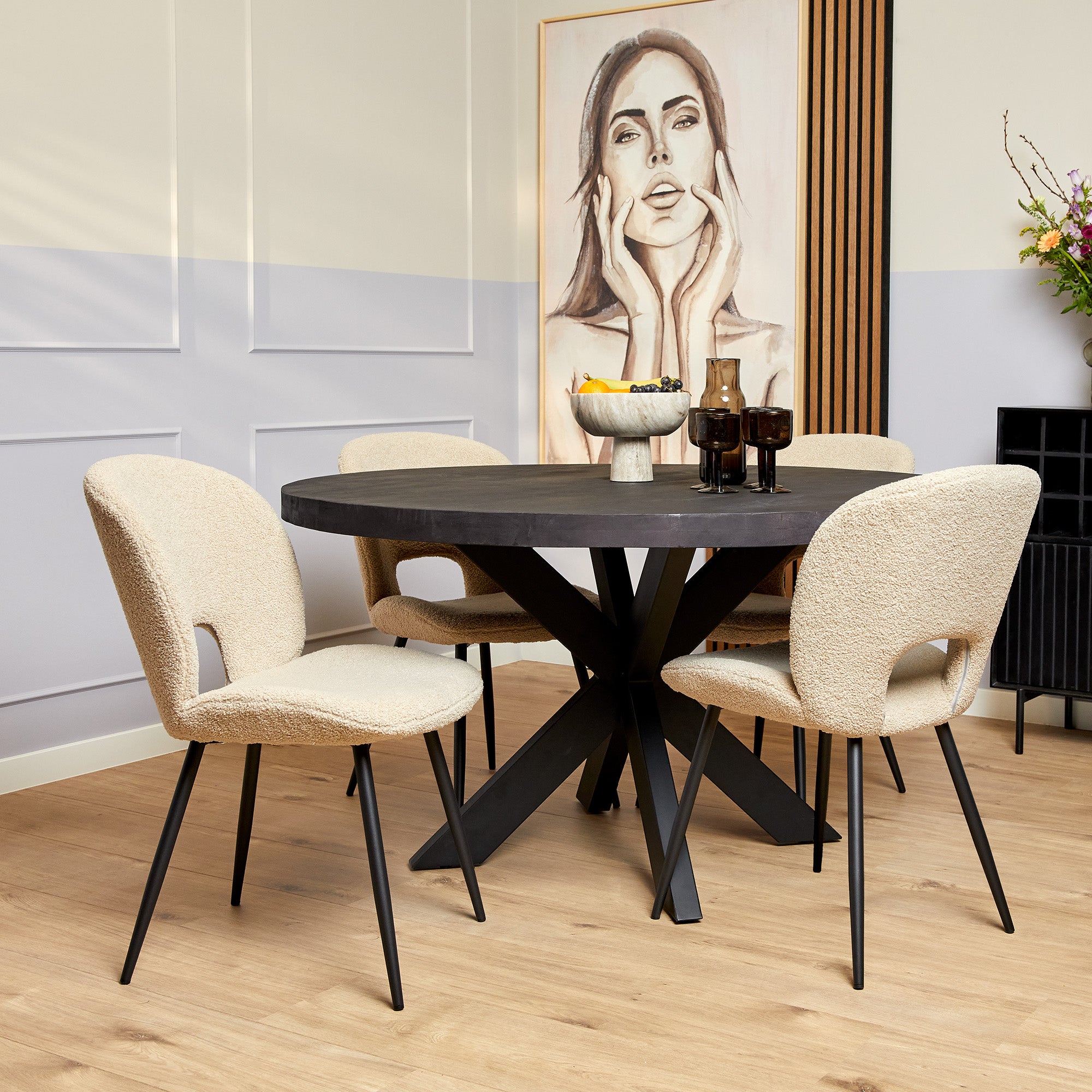 Ronde Denver eettafel Ø150cm van Starfurn in zwart gelakt massief mangohout vanuit een ander perspectief