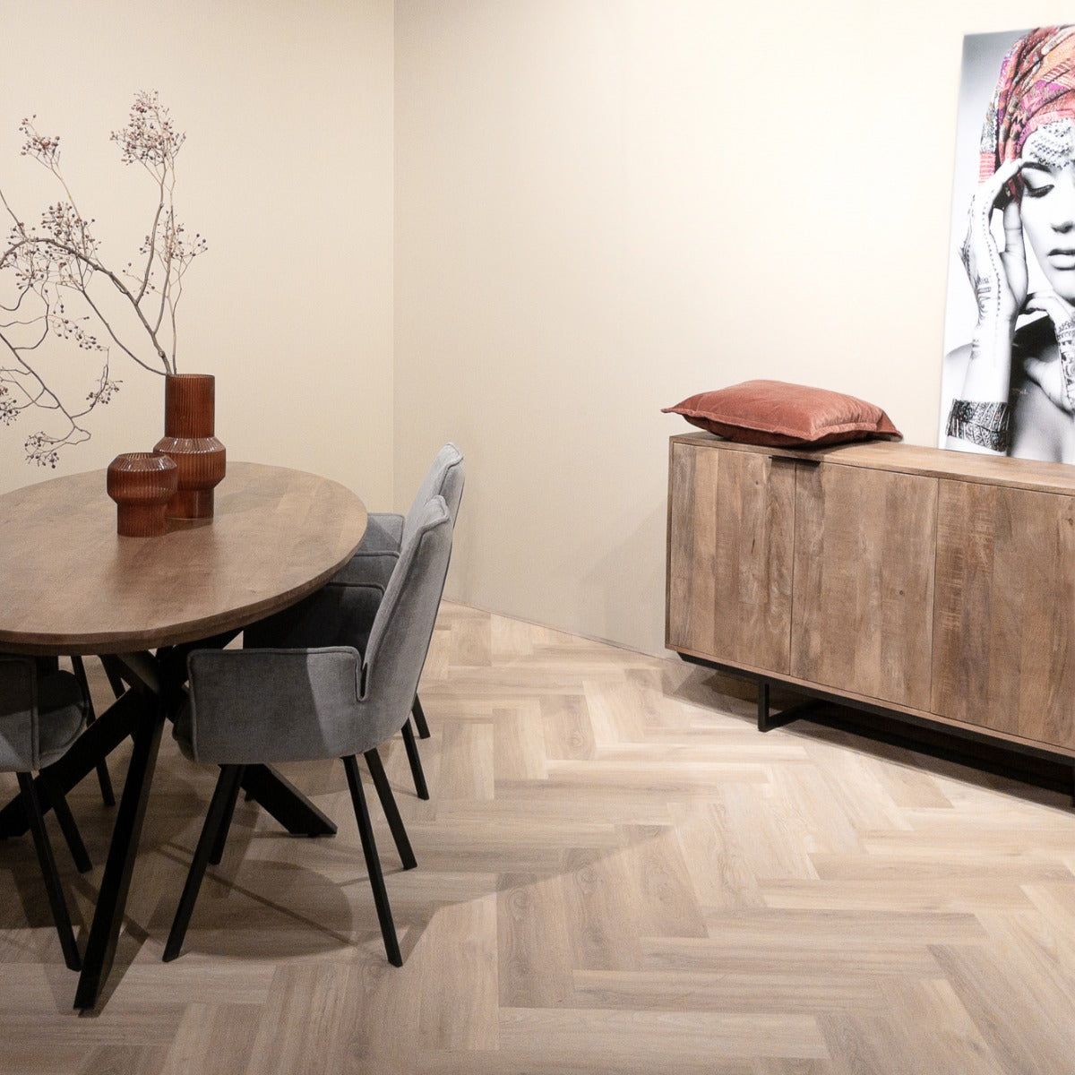 Eettafel Jesper Pecan 240cm in een eetkamer