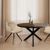 Eettafel Jesper Chestnut Ø130cm in een eetkamer