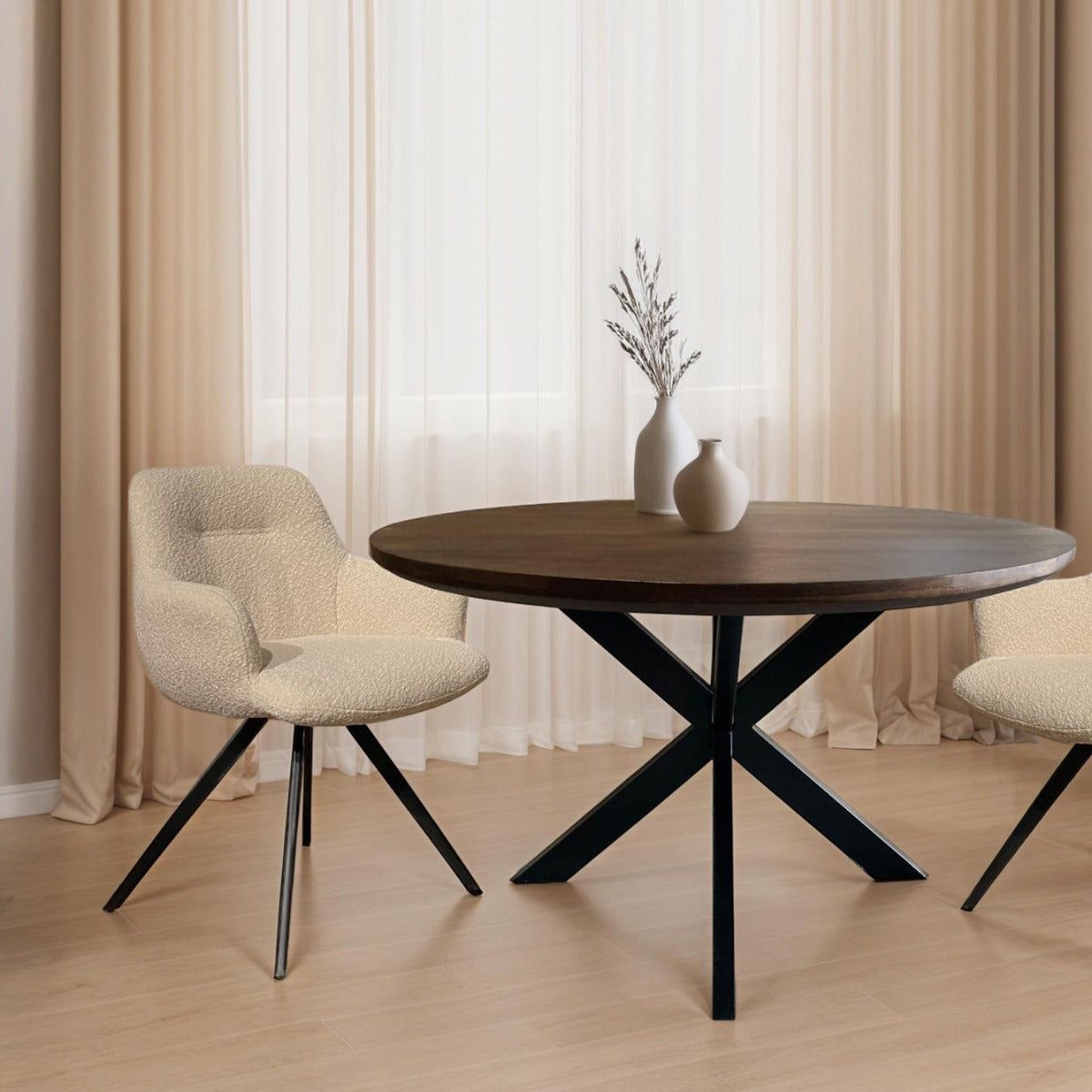 Eettafel Jesper Chestnut Ø130cm in een eetkamer